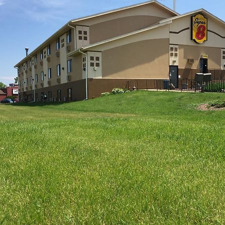 Super 8 By Wyndham Janesville Exterior foto