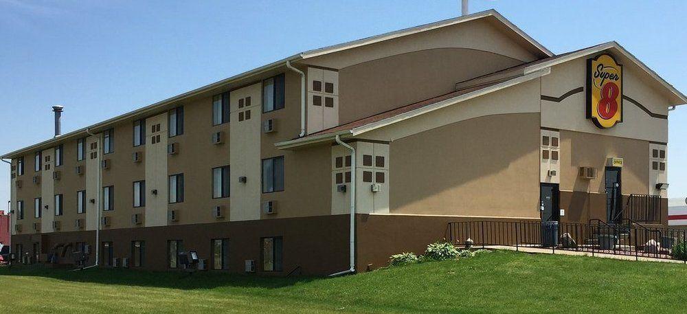 Super 8 By Wyndham Janesville Exterior foto