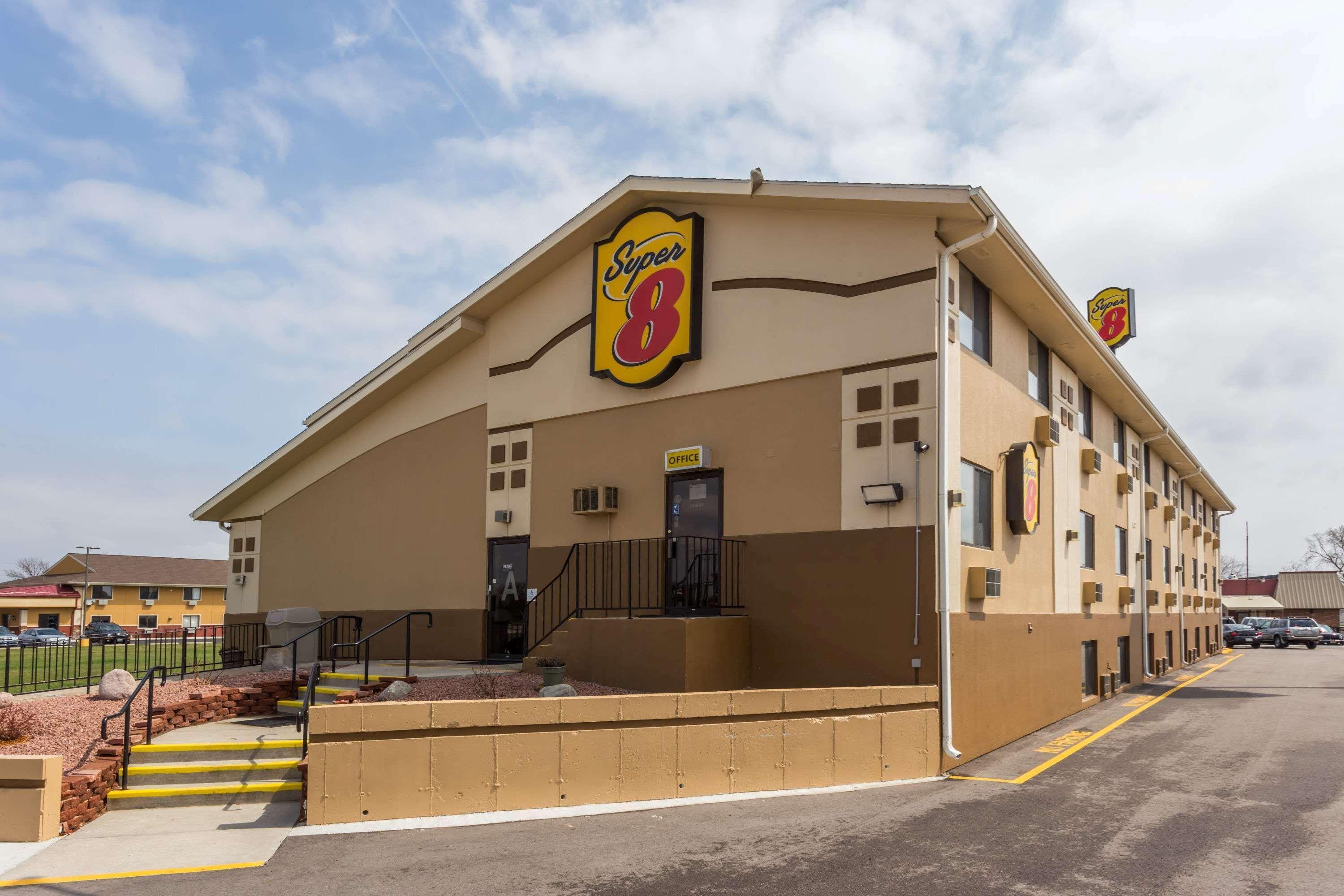 Super 8 By Wyndham Janesville Exterior foto