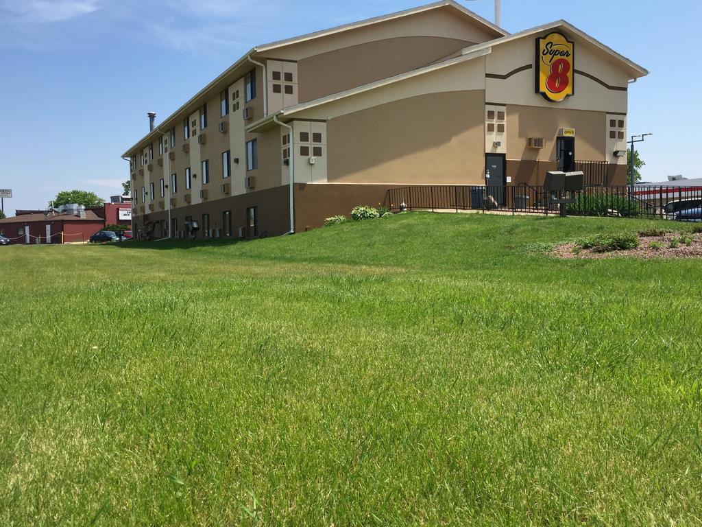 Super 8 By Wyndham Janesville Exterior foto